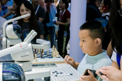 器人正正在为不雅众挑选商品