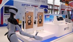 人形機器人“天團”吸引了一多量觀眾圍觀拍